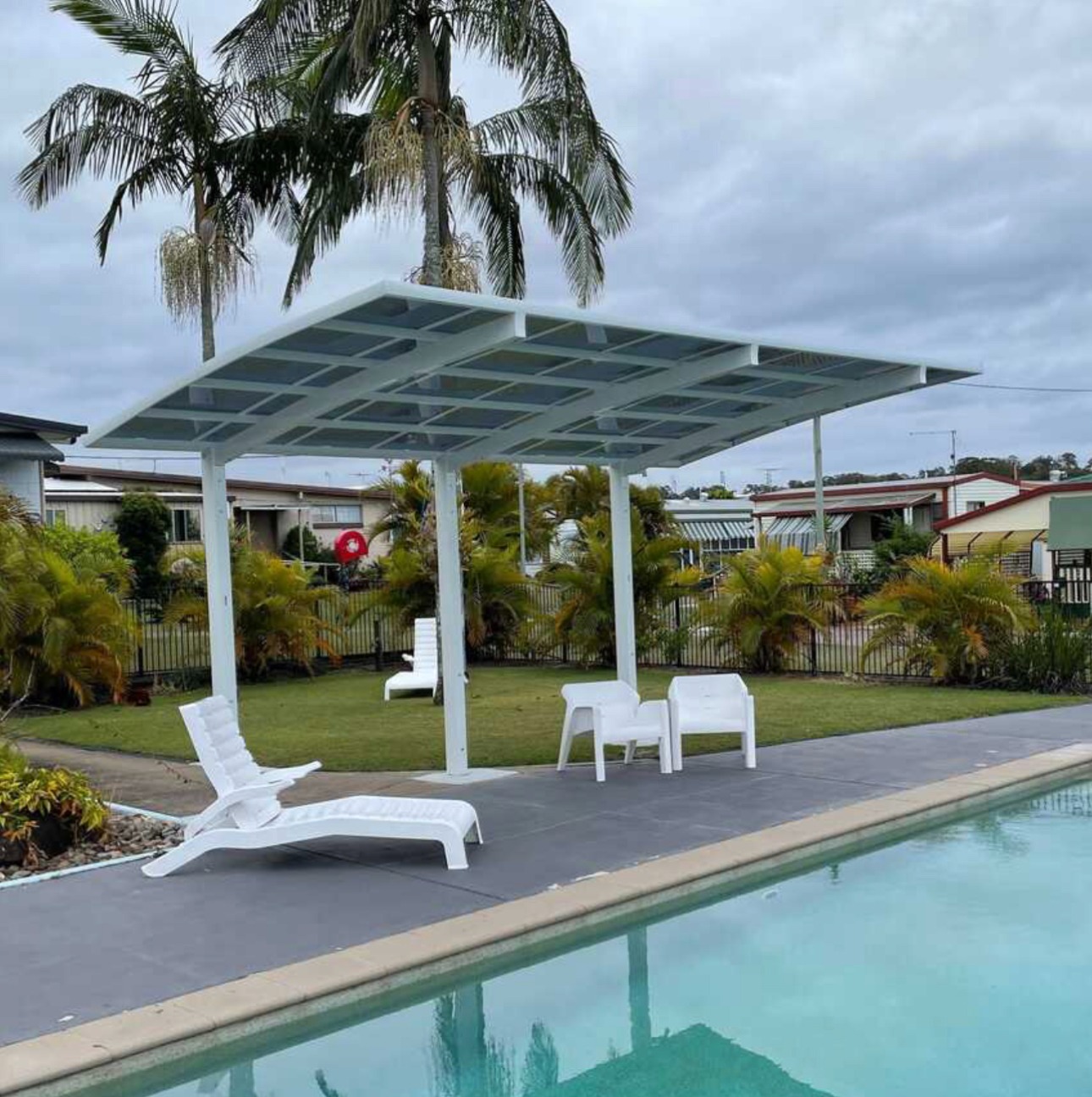 Freestanding poolside shade structure